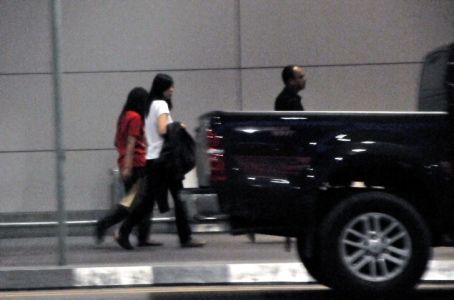 白衣女子（右二）為獲釋中國女游客（圖片來源：新海峽時報）