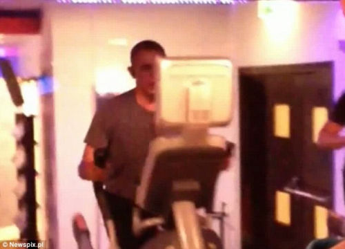 奧巴馬安?，F(xiàn)漏洞舉啞鈴健身時遭偷拍（組圖）（4）