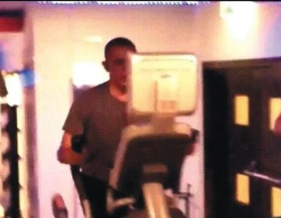 酒店健身中心，橢圓機(jī)上鍛煉的奧巴馬。