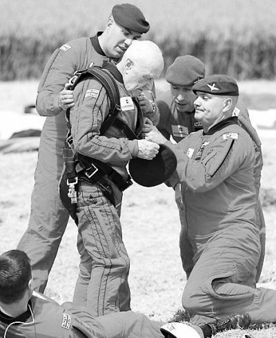 89歲的赫頓再次于70年前同一地點參加雙人跳傘。