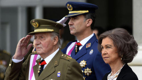 資料圖：西班牙國(guó)王胡安·卡洛斯一世（左）與其子費(fèi)利佩王儲(chǔ)（中）。