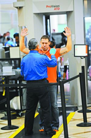 防止恐怖分子把炸彈偽裝成電子設(shè)備登機(jī)；新規(guī)適用于歐、非、中東赴美航班；智能手機(jī)將被重點(diǎn)排查