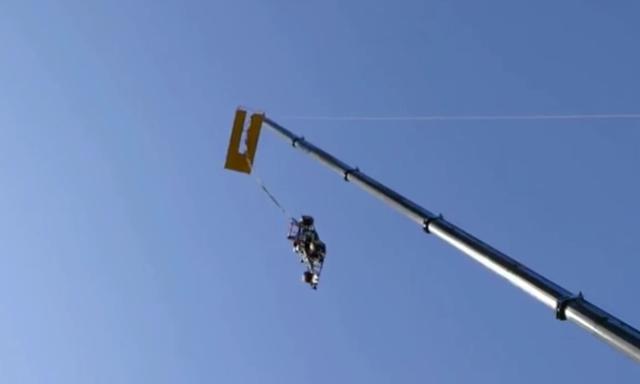 英國小伙開F1賽車玩蹦極 從91米高空墜落 英國小伙開F1賽車玩蹦極 從91米高空墜落