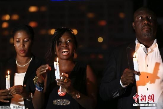 　資料圖：當?shù)貢r間2014年8月26日，尼日利亞阿布賈，民眾舉行“帶回我們的女孩”活動為埃博拉病毒感