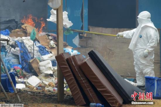 當(dāng)?shù)貢r間2014年9月3日，利比里亞蒙羅維亞，約翰·菲茨杰拉德·肯尼迪醫(yī)院的醫(yī)護(hù)人員和病人。9月1日