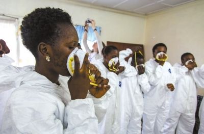 9月18日，塞拉利昂護士接受使用埃博拉防護裝備培訓。新華社發(fā)