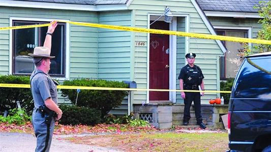 8日，紐約州當(dāng)?shù)鼐旆怄i案發(fā)現(xiàn)場。