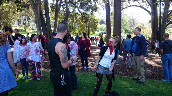 墨爾本僵尸大游行:滿地血漿造型逼真恐怖(圖) 墨爾本僵尸大游行:滿地血漿造型逼真恐怖(圖)