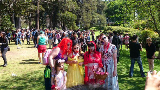 墨爾本僵尸大游行:滿地血漿 造型逼真恐怖(圖) 墨爾本僵尸大游行:滿地血漿 造型逼真恐怖(圖)