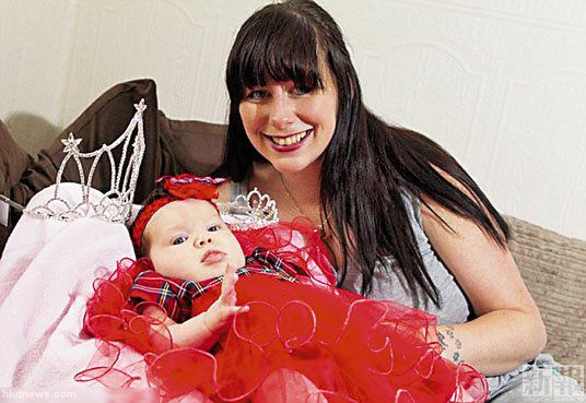 柯林斯在女兒盧娜6個月大時，便讓女兒參加選美。