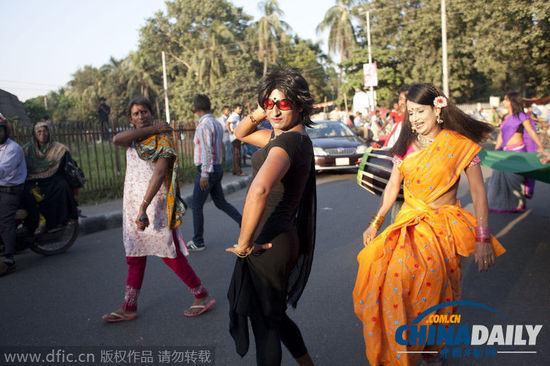 孟加拉國(guó)變性人街頭游行 紀(jì)念政府承認(rèn)第三性別一周年 孟加拉國(guó)變性人街頭游行 紀(jì)念政府承認(rèn)第三性別一周年