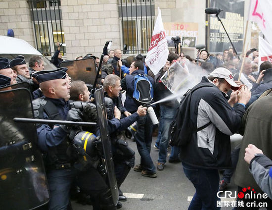 　　當(dāng)?shù)貢r(shí)間2014年11月27日，法國(guó)巴黎，法國(guó)農(nóng)民帶綿羊在埃菲爾鐵塔附近抗議，要求環(huán)保部門采取有效措施解決狼群襲擊羊群?jiǎn)栴}?！D片來源：TRICK KOVARIK/CFP