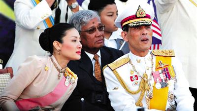 蒙西拉米左與哇集拉隆功王儲(chǔ)右一同參加活動(dòng)。