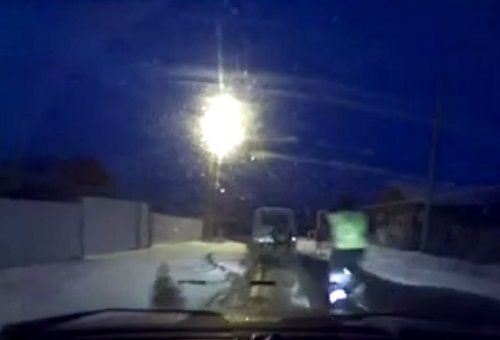 警車追逐中仍未追上可疑汽車，此時令人震驚的一幕出現(xiàn)，一名警察從警車中跳出來，向可疑車輛跑去。