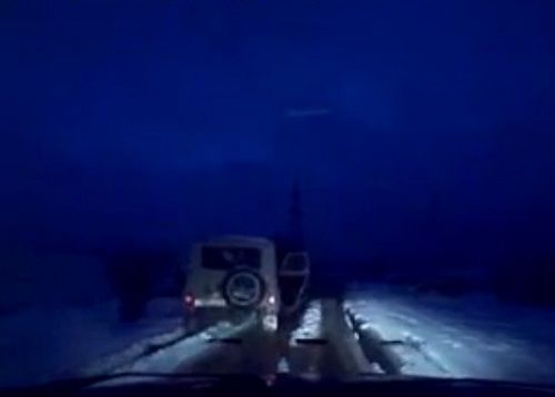 　　警察成功打開可疑汽車的車門并登上汽車，司機見狀立即停車及棄車逃走，警察則下車繼續(xù)追捕司機。