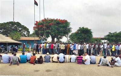 19日，安哥拉一檢查點(diǎn)抓扣大量外國人并查驗(yàn)證件。