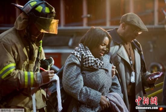 當(dāng)?shù)貢r(shí)間1月12日，美國(guó)華盛頓市中心朗方廣場(chǎng)站突然冒出濃煙，事件導(dǎo)致一名女性喪生。