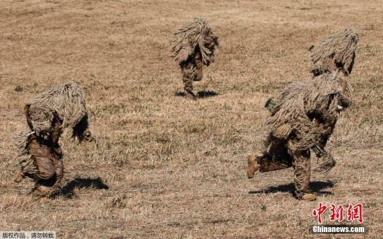 資料圖：當(dāng)?shù)貢r(shí)間2015年1月11日，日本船橋市，日本自衛(wèi)隊(duì)進(jìn)行新年軍演，大約500名軍人和24架飛機(jī)參與了本次演習(xí)。 視頻：日本敲定史上最大規(guī)模國防預(yù)算費(fèi)來源:央視軍事農(nóng)業(yè)