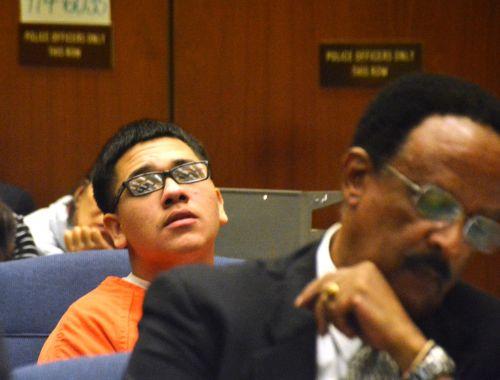 嫌犯奧丘阿（后）與嫌犯卡門的公辯律師漢彌爾頓在初審法庭上。