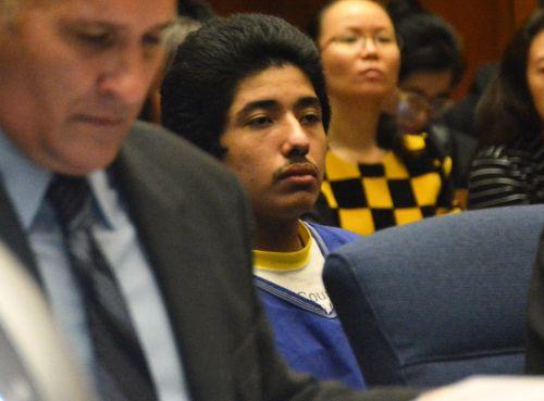 嫌犯卡門（中）在初審法庭上。（僑報網(wǎng)：圖片由法庭指定攝影師提供）