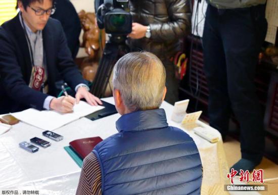 當(dāng)?shù)貢r(shí)間1月25日，日本千葉市，日本遭“伊斯蘭國(guó)”綁架人質(zhì)湯川遙菜的父親接受媒體采訪。伊斯蘭國(guó)武裝(IS)24發(fā)布視頻顯示，其中一位被綁架日本人質(zhì)湯川遙菜(Haruna Yukawa)已經(jīng)被該組織殺害。日本政府表示將驗(yàn)證視頻的真實(shí)性。 視頻：關(guān)注日本人質(zhì)事件：極端組織視頻顯示一人質(zhì)已遭殺害來(lái)源:央視新聞