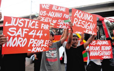 2月3日，菲律賓馬尼拉，民眾舉行示威游行悼念遇難的44名特警，并要求總統(tǒng)阿基諾下臺，對此次反恐行動失敗負責(zé)。