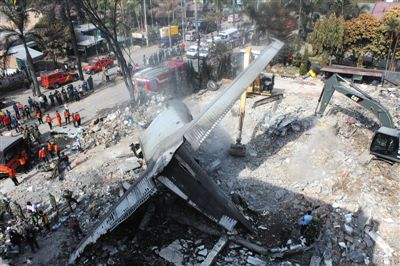 7月1日，搜救人員在印尼軍機(jī)墜毀現(xiàn)場進(jìn)行搜救和清理工作。