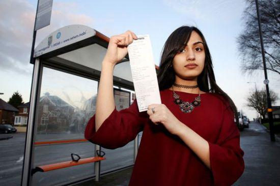 事發(fā)當(dāng)時薩迪克并未帶任何身份證件，無法證實自己真的只有15歲，百口莫辯的她，最后只好在全車乘客的注目下被趕下車和罰款，被迫走路回家。