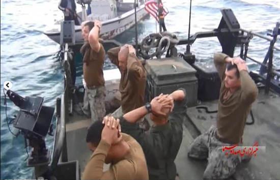 圖為美國大兵雙手抱頭，跪地道歉。