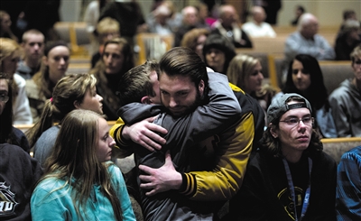 2月21日，美國密歇根州卡拉馬祖縣，連環(huán)槍擊案發(fā)生后，民眾在教堂禱告。