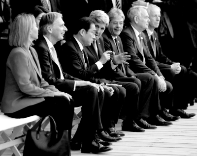 10日，七國外長觀看日本傳統(tǒng)歌舞表演期間，美國國務(wù)卿克里與日本外相岸田文雄在交頭接耳