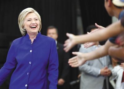 當(dāng)?shù)貢r(shí)間6日，美國加利福尼亞州長灘市，心情大好的希拉里與支持者互動。 圖/CFP