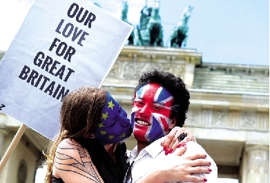 一對情侶用行動支持“留歐”。