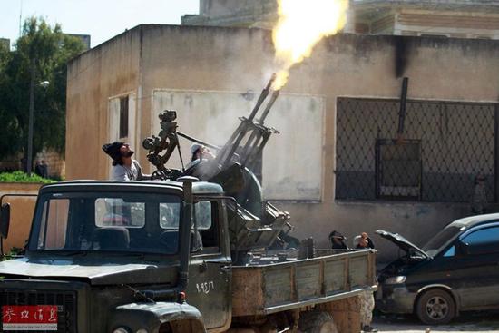 圖為反對(duì)派向政府軍的戰(zhàn)機(jī)開(kāi)火。