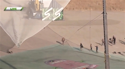 艾金斯成功落到一個(gè)1/3足球場(chǎng)大小的安全網(wǎng)上。