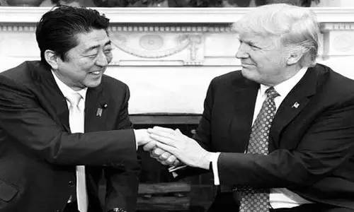 本來(lái)來(lái)訪者還應(yīng)包括墨西哥總統(tǒng)培尼亞·涅托的。但特朗普簽署行政令稱要在美國(guó)和墨西哥之間建墻，還要向墨西哥出口到美國(guó)的商品加征20%關(guān)稅的行為惹怒了墨西哥人。