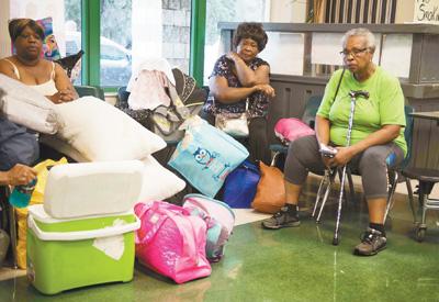 人們?cè)诿绹?guó)佛羅里達(dá)州邁阿密的一個(gè)安置點(diǎn)休息。新華社發(fā)