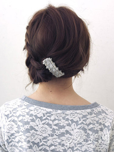 慵懶感小辮子盤(pán)發(fā) 簡(jiǎn)單隨意顯俏皮 慵懶感小辮子盤(pán)發(fā) 簡(jiǎn)單隨意顯俏皮