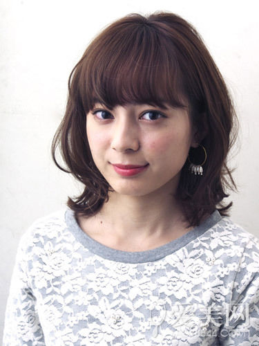 慵懶感小辮子盤(pán)發(fā) 簡(jiǎn)單隨意顯俏皮 慵懶感小辮子盤(pán)發(fā) 簡(jiǎn)單隨意顯俏皮