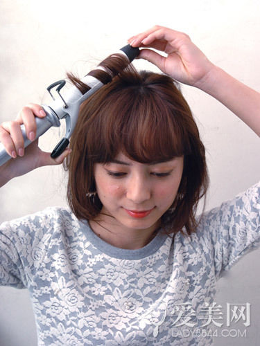 慵懶感小辮子盤(pán)發(fā) 簡(jiǎn)單隨意顯俏皮 慵懶感小辮子盤(pán)發(fā) 簡(jiǎn)單隨意顯俏皮