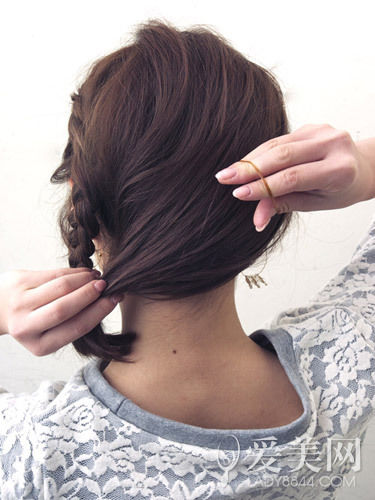 慵懶感小辮子盤(pán)發(fā) 簡(jiǎn)單隨意顯俏皮 慵懶感小辮子盤(pán)發(fā) 簡(jiǎn)單隨意顯俏皮