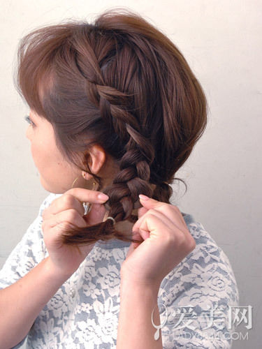 慵懶感小辮子盤(pán)發(fā) 簡(jiǎn)單隨意顯俏皮 慵懶感小辮子盤(pán)發(fā) 簡(jiǎn)單隨意顯俏皮