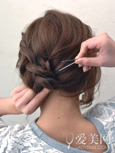 慵懶感小辮子盤(pán)發(fā) 簡(jiǎn)單隨意顯俏皮 慵懶感小辮子盤(pán)發(fā) 簡(jiǎn)單隨意顯俏皮