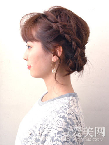 慵懶感小辮子盤(pán)發(fā) 簡(jiǎn)單隨意顯俏皮 慵懶感小辮子盤(pán)發(fā) 簡(jiǎn)單隨意顯俏皮