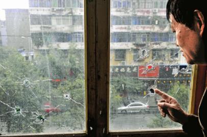 10月17日，朱先生家窗戶被擊穿。