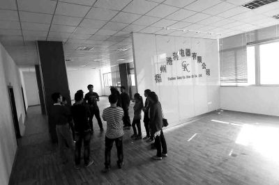 曾經(jīng)看似正規(guī)且豪華的公司，如今空空如也，只剩進門處的公司名稱還赫然在目