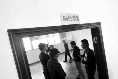  副經(jīng)理室裝修得相當(dāng)豪華，稱得上“土豪”級別