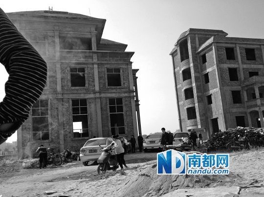 兩棟被舉報(bào)的違建樓下昨日一度聚集了超過(guò)百人，城管離開(kāi)后逐漸散去。南都記者張志韜實(shí)習(xí)生宋超攝