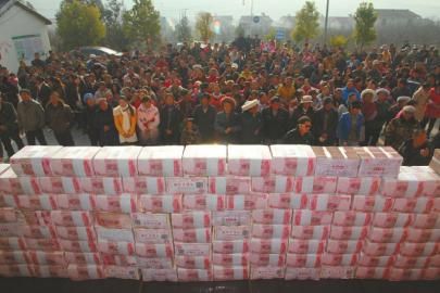 村民領取“年底分紅”。