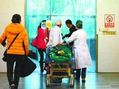 受傷女孩做完手術(shù)被送往重癥監(jiān)護室。記者楊濤 攝